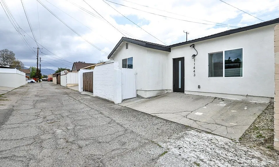11443 Saticoy St