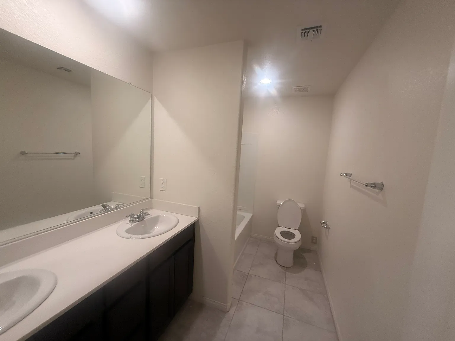 5 bed, 2467 sqft, $2,350 — Photo 3