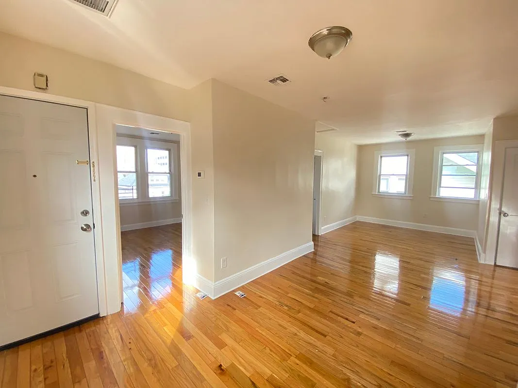 2 bed, 1.0 bath, 1083 sqft, $2,250 — Photo 3