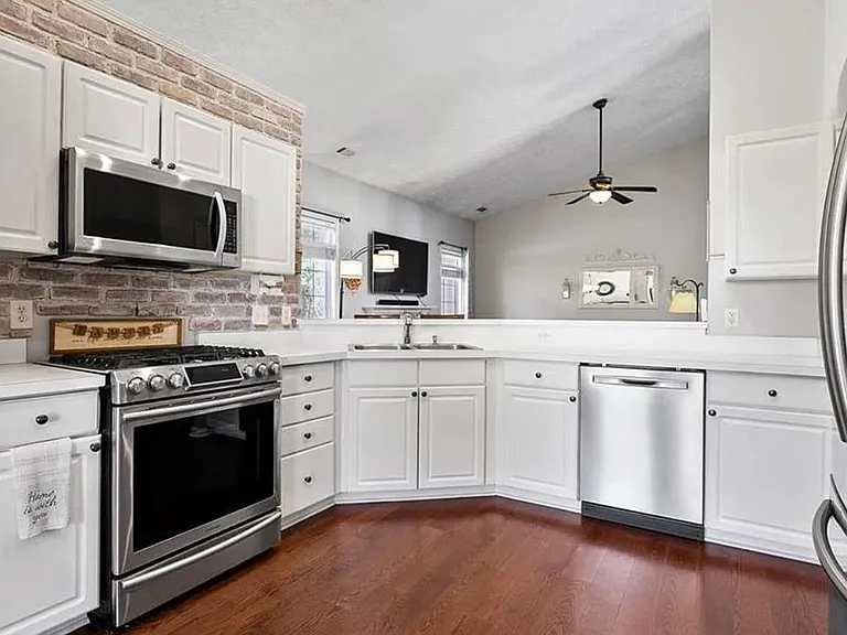 4015 Delamar Dr — Photo 16