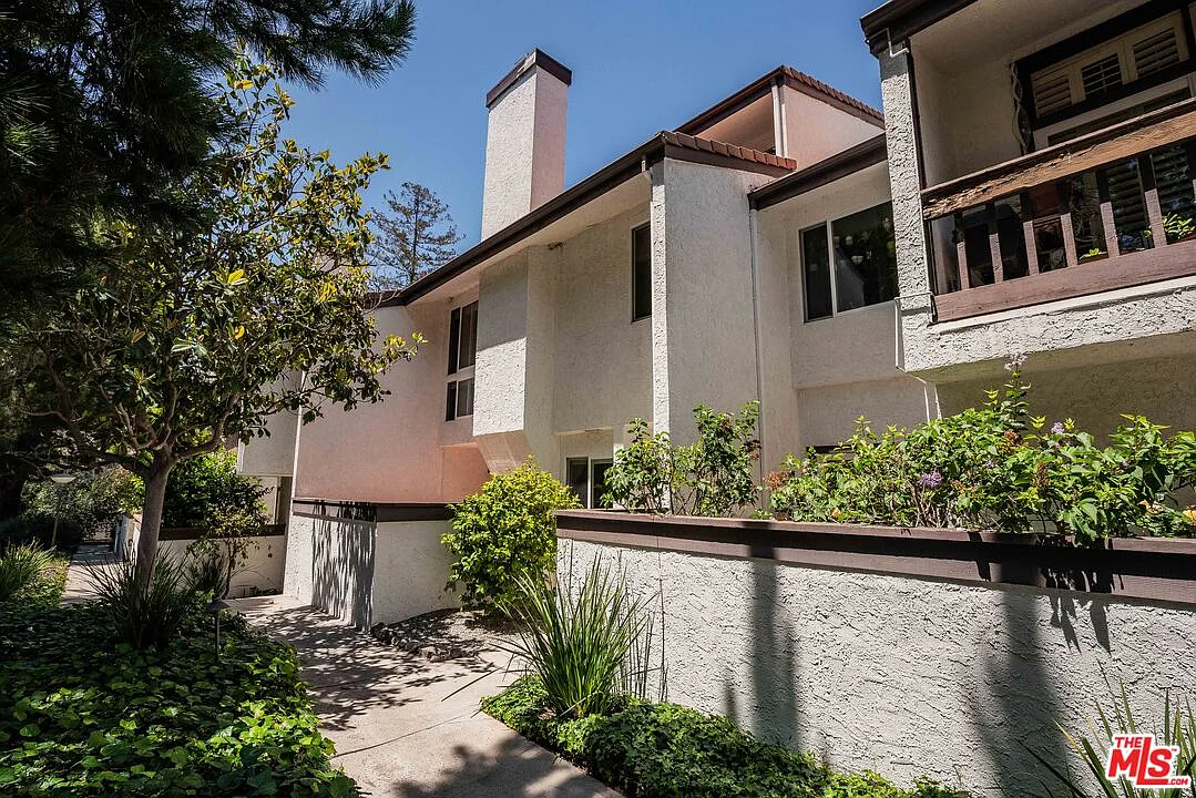 3 bed, 2.5 bath, 1963 sqft, $5,900 — Photo 2
