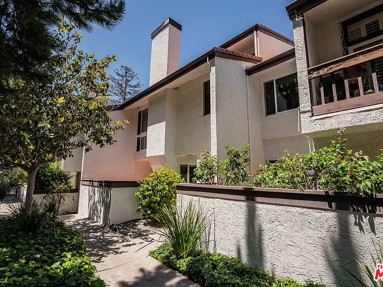 17241 Palisades Cir — Photo 1