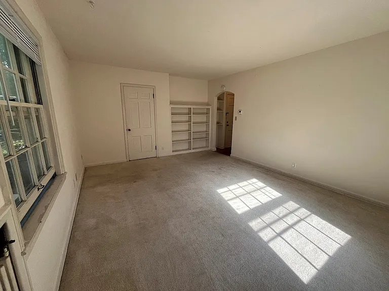 1406 Drake St — Photo 11