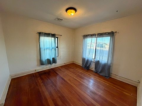 3rd image of 213 E Oak St