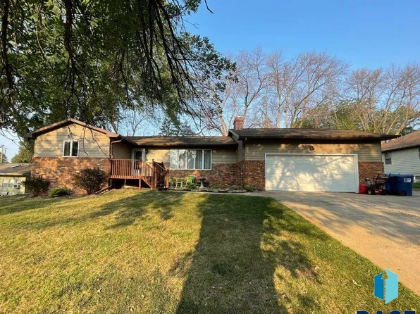 921 N College St, Canton, SD 57013