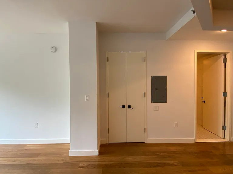 180 Nassau St #7G — Photo 7