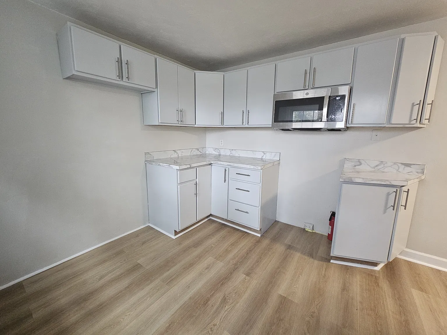 3 bed, 1056 sqft, $3,200 — Photo 4