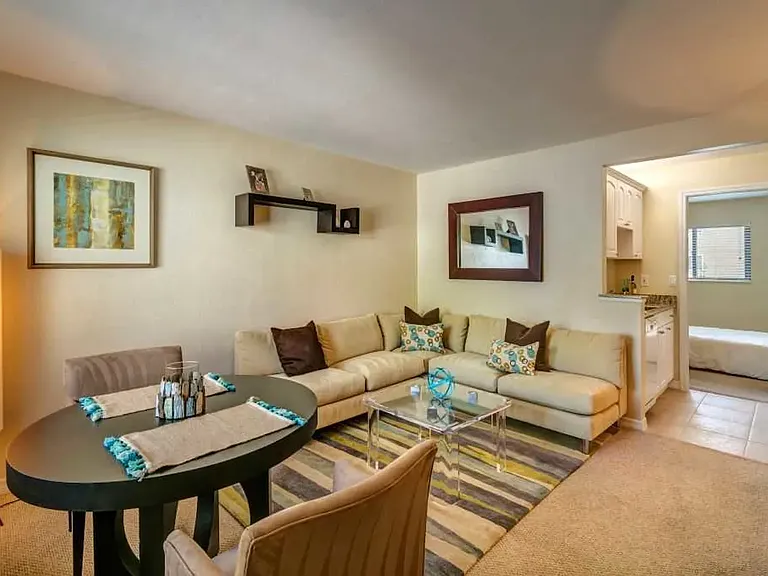 Naples 701 Apartments — Photo 4
