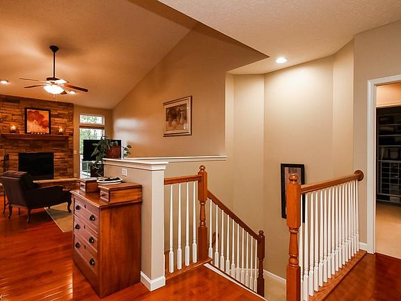 3rd image of 915 Highridge Ln