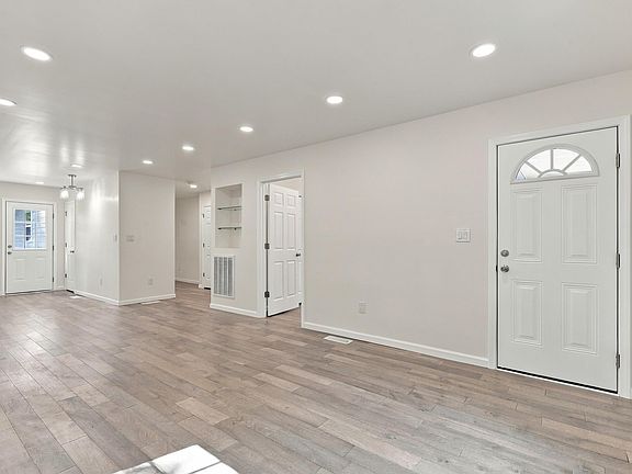 4th image of 140 Simpson Ave