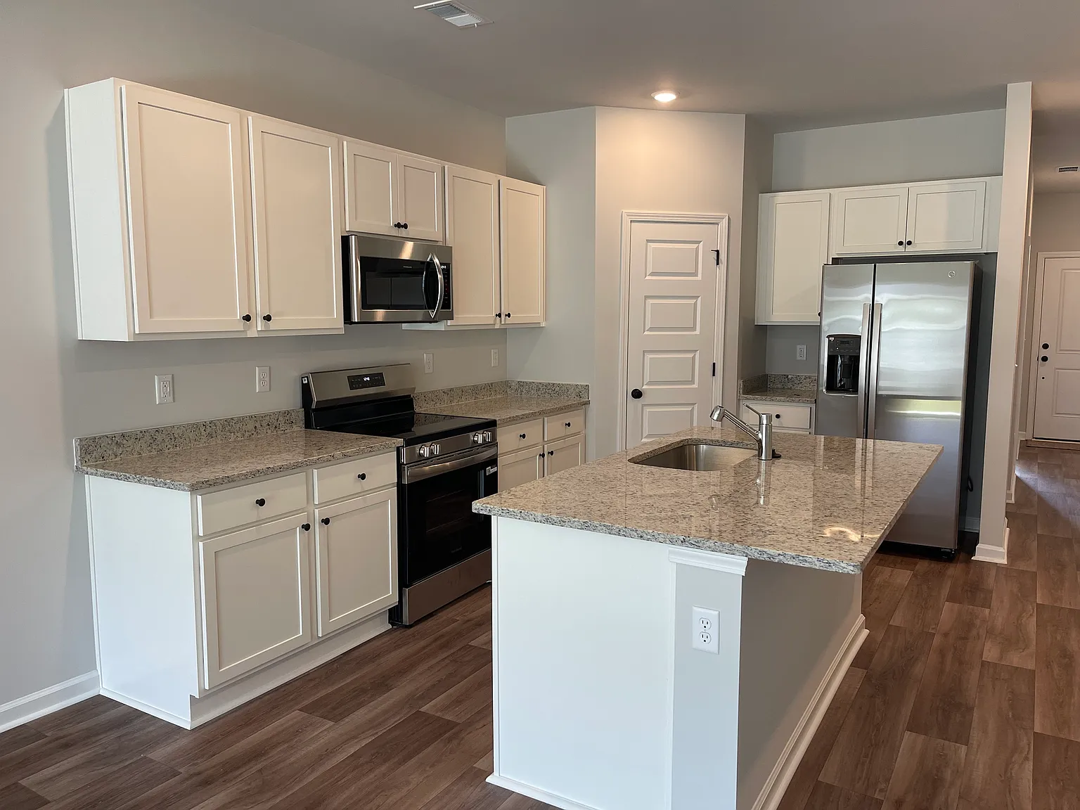 3 bed, 1437 sqft, $1,800 — Photo 4