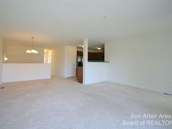 4th image of 116 W Oakbrook Dr