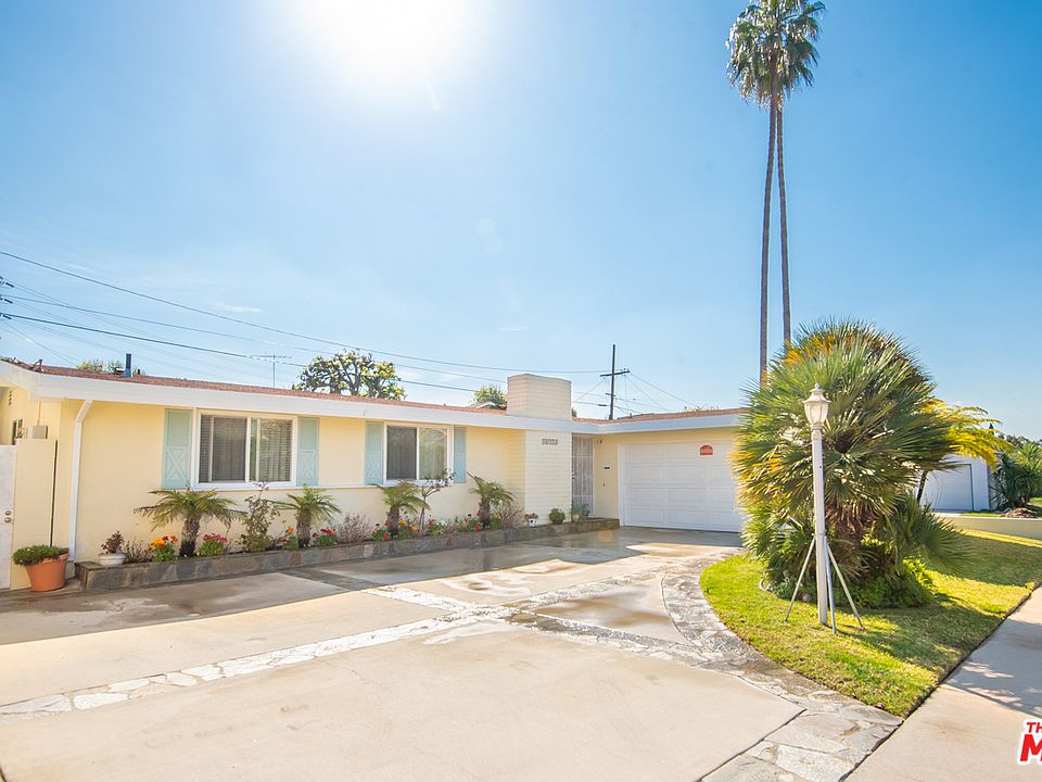 1st image of 10774 Deshire Pl