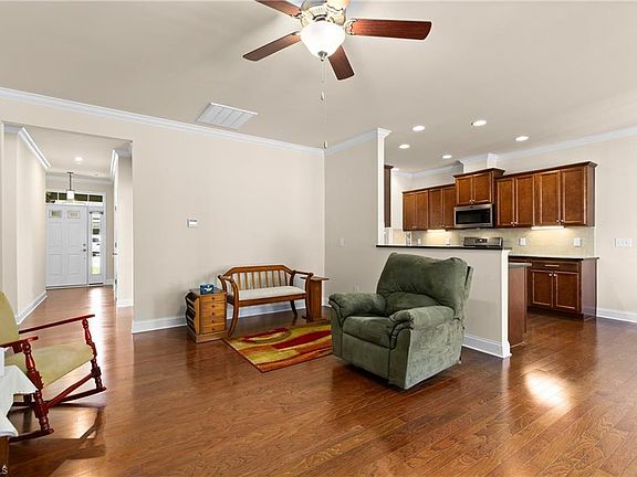 4th image of 1304 Suzanne Ln
