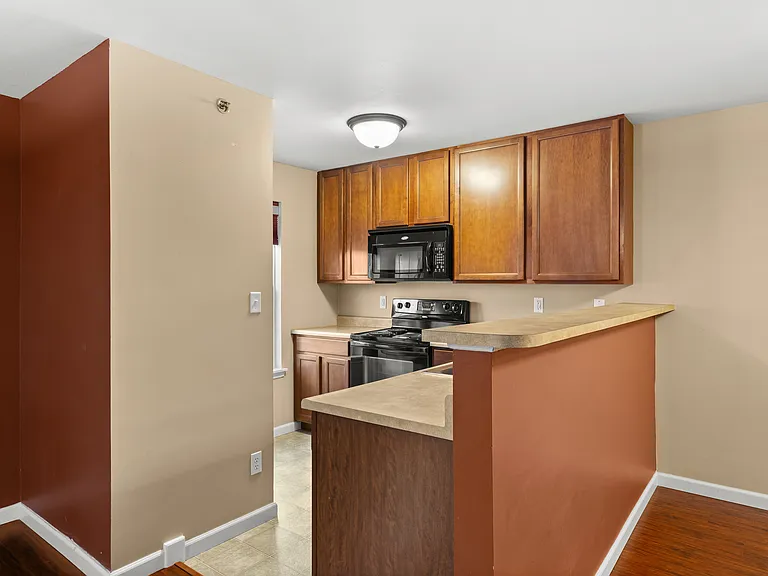 10201 Spring Creek Ln — Photo 7