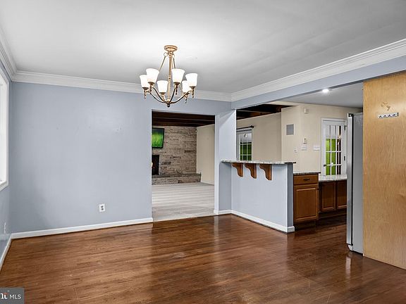 3rd image of 528 Kettle Run Rd