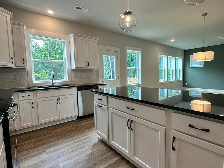 125 Beacon Dr — Photo 3