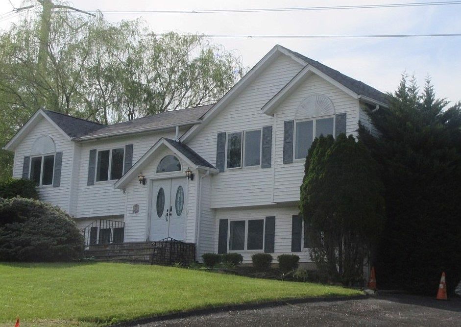 2nd image of 42 Hickory Ln