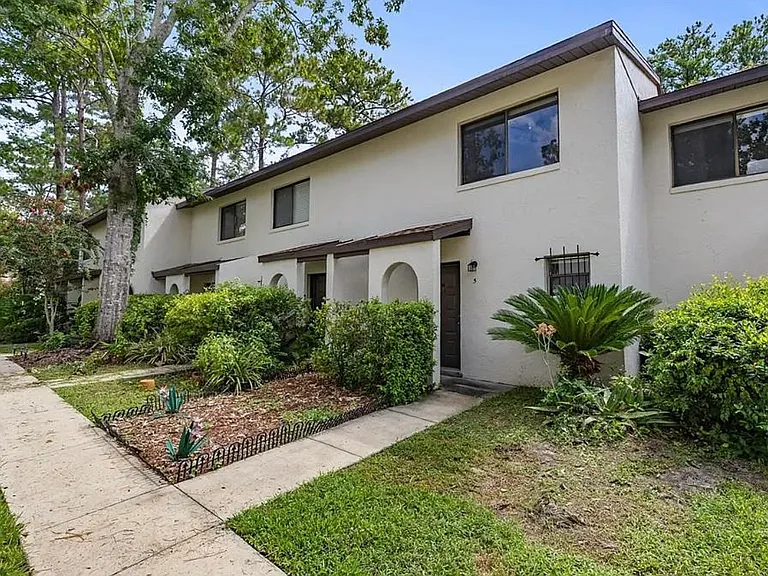 2635 SW 35th Pl — Photo 2