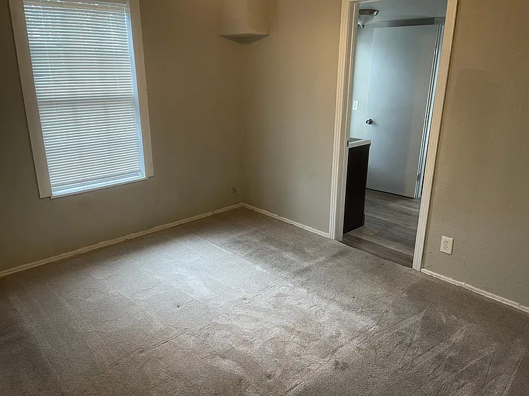 1011 S Van Buren St — Photo 9