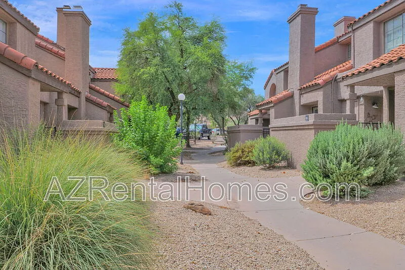 3 bed, 2.0 bath, 1269 sqft, $2,100 — Photo 2