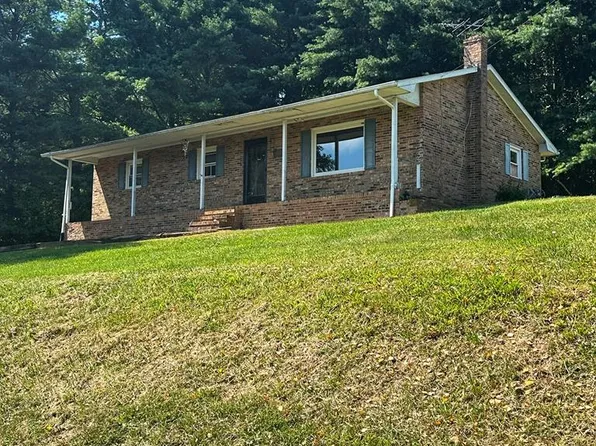 282 Rolling Hills Dr, Marion, VA 24354