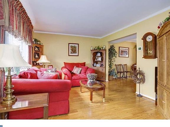 4th image of 8 Amherst Dr