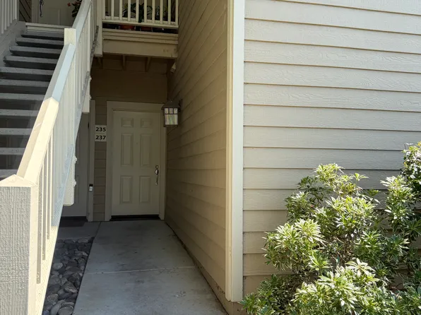235 Lakeshore Ct, Richmond, CA 94804