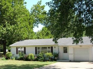 1145 NW Sunset Ln, Topeka, KS 66618