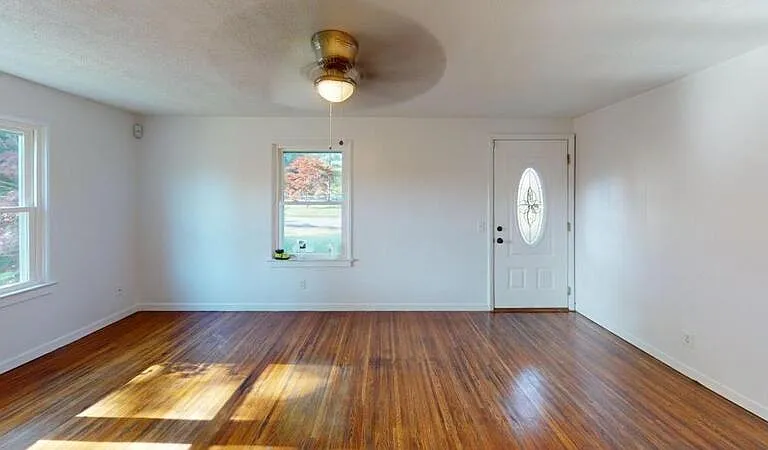250 Mercer Ave — Photo 1