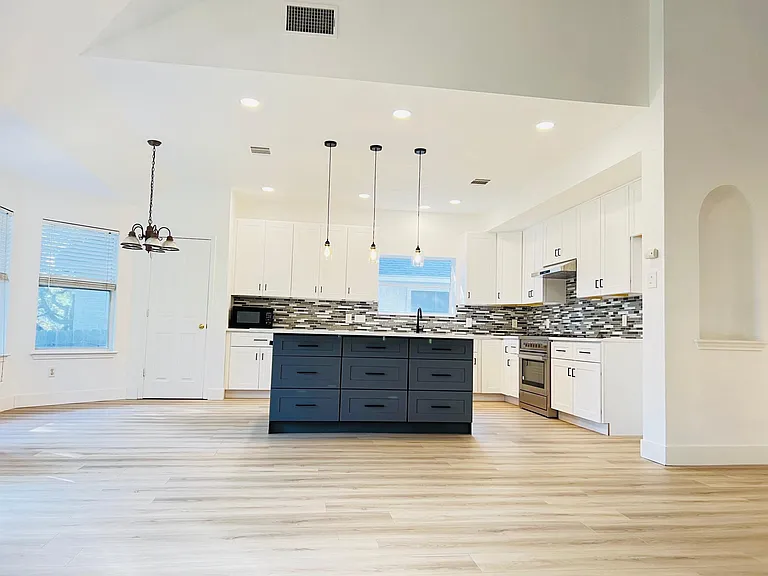 8021 Luling Ln — Photo 8