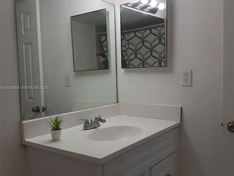 606 W 81st St #314 — Photo 8