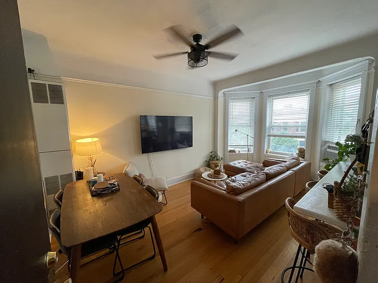 736 W Cornelia Ave #3F — Photo 3