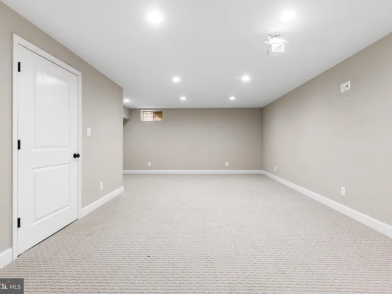 271 Yorktown Ct — Photo 33