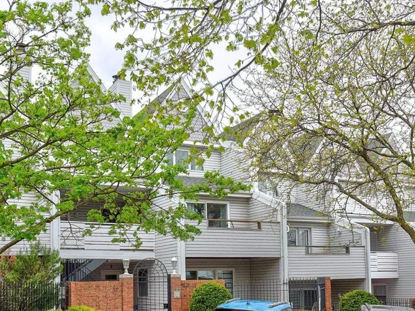 106 S 37th St APT 2, Omaha, NE 68131