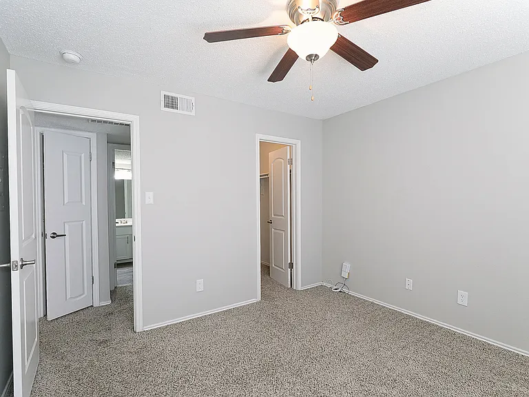 City Crest Apartments — Photo 63