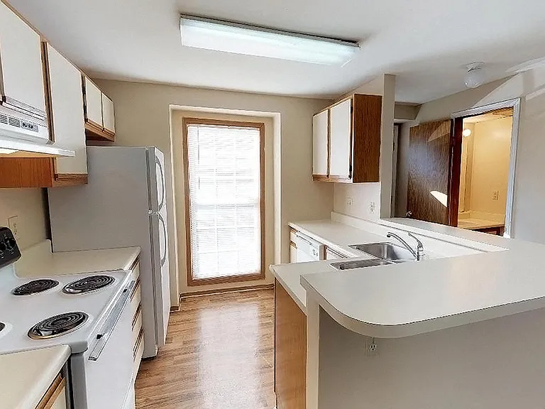Woodhills Apartments — Photo 41