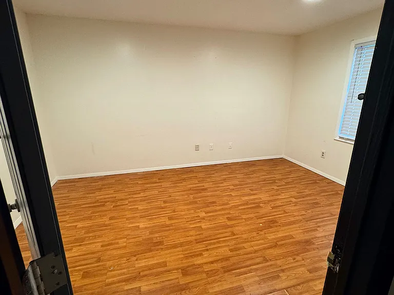 1870 Hart St #8 — Photo 8