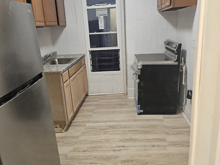 916 Bryant Ave — Photo 1