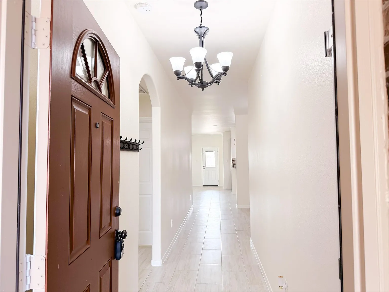 3 bed, 2.0 bath, 1673 sqft, $1,900 — Photo 3