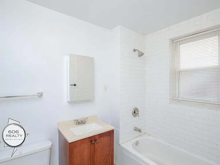 Marquette Park Apartment! — Photo 17