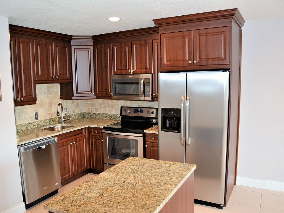 1st image of 701 Pine Dr APT 202