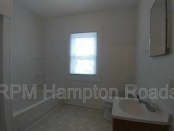 3rd image of 2334 N Kenwood Ave