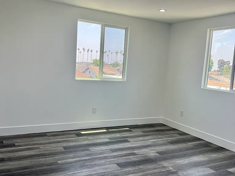 789 E 41st Pl — Photo 5