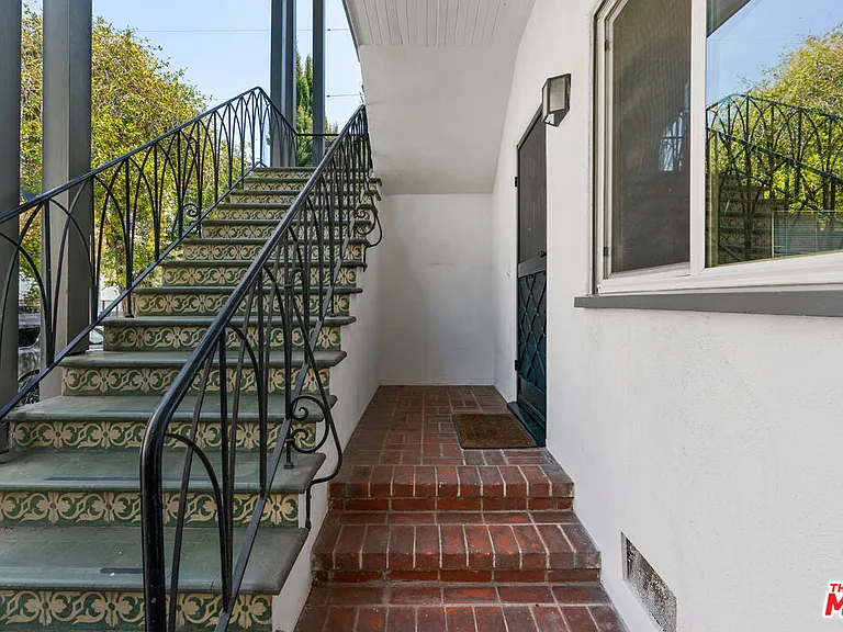 180 N Clark Dr — Photo 2