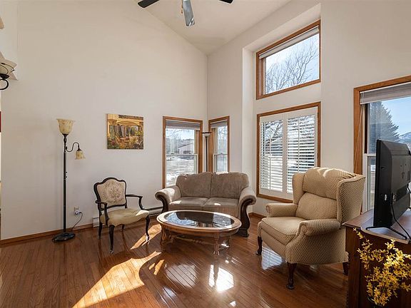 5th image of 610 Englewood Ct
