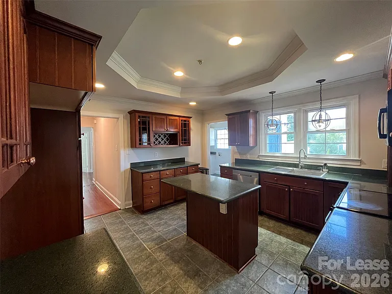 1120 Hensley Rd W — Photo 2