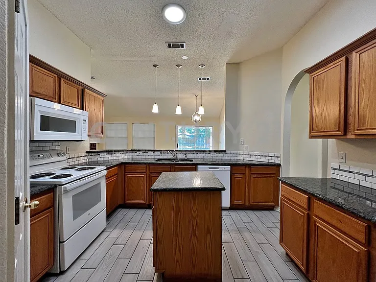 609 Blueberry Hill Ln — Photo 6