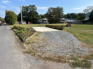 142 Washington St, Alderson, WV 24910