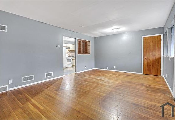 5th image of 10508 Lilac Ave
